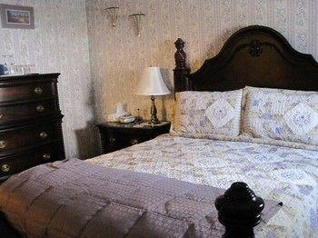 Colonial Charm Inn Шарлоттаун Экстерьер фото